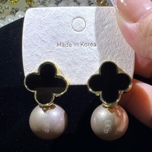 Elegant Black clover and Gold pearl Earrings